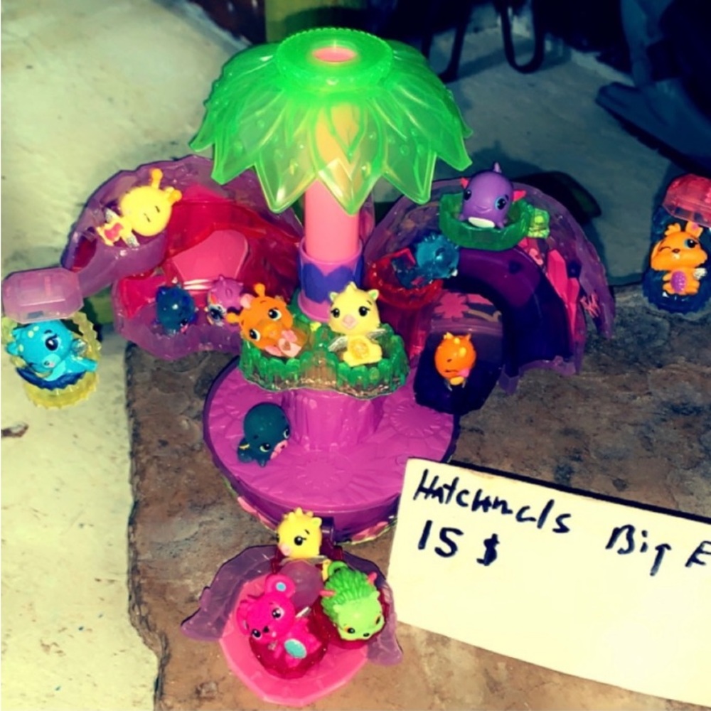 Big Egg Playset with 20 Surprise Hatchimals